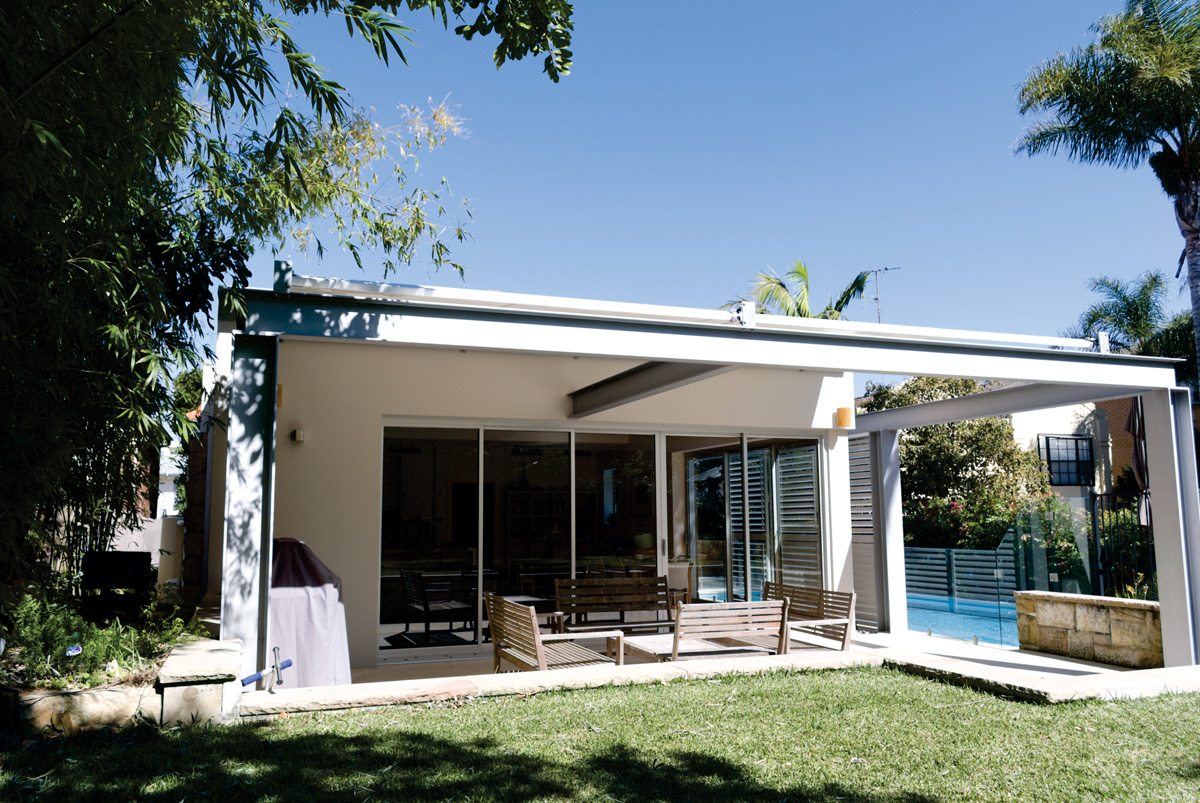 outdoor room retracting awnings
