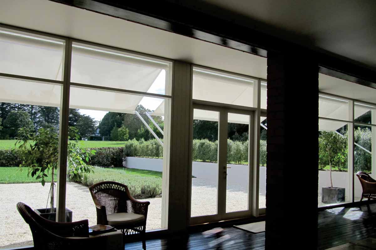 retracting awnings with arms