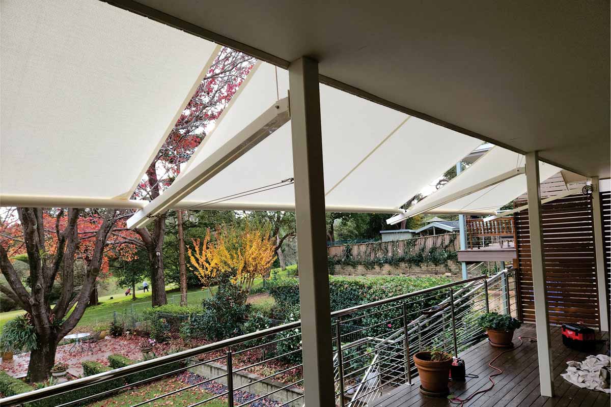 retracting awnings with arms