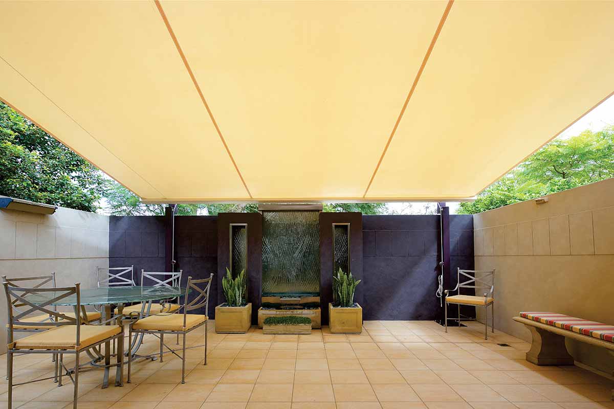 retracting awnings with poles