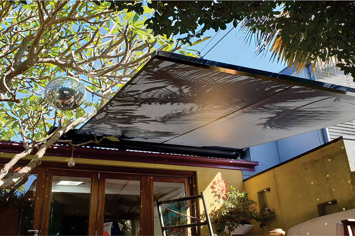 retracting awnings with poles