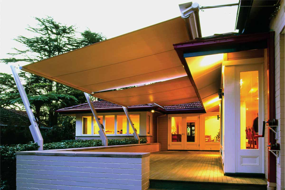 retracting awnings with poles