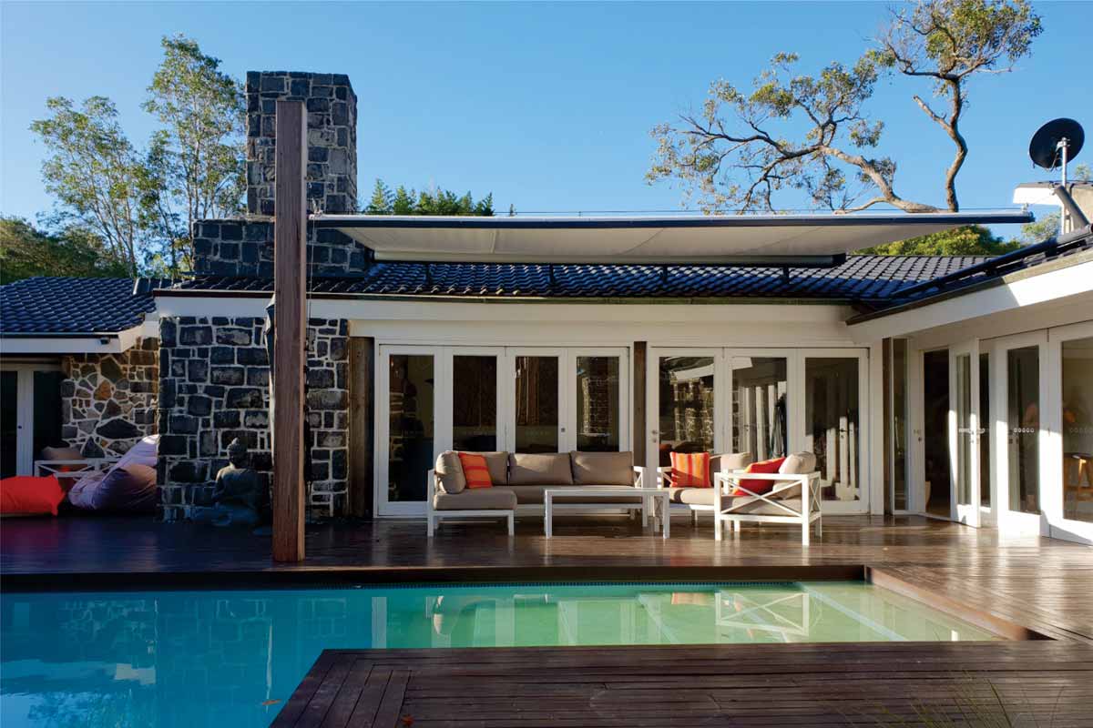 retracting awnings with poles