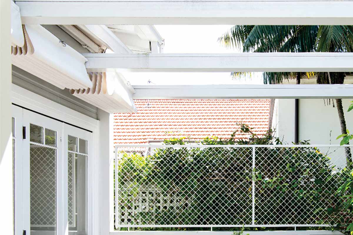 retracting concertina awnings